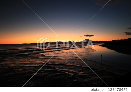 穏やかな波が打ち寄せる海岸、夕陽が染める鵠沼海岸 夕景 穏やかな波が打ち寄せる海岸、夕陽が染める鵠沼海岸 夕景 128478475