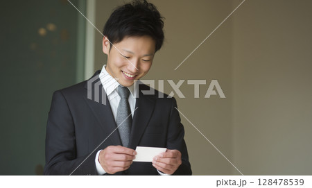 サラリーマンの名刺交換 128478539