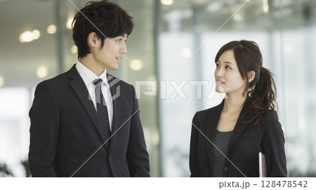 部下が女性上司に仕事の相談をするシーン 部下が女性上司に仕事の相談をするシーン 128478542