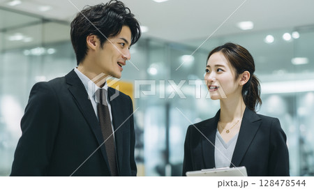 部下が女性上司に仕事の相談をするシーン 部下が女性上司に仕事の相談をするシーン 128478544