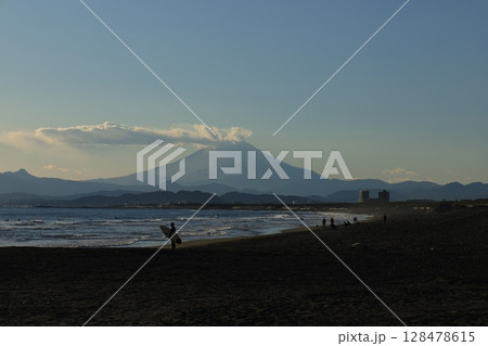 湘南の冬、穏やかな青空と海　鵠沼海岸の風景 128478615