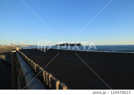 湘南の冬、穏やかな青空と海 鵠沼海岸の風景 湘南の冬、穏やかな青空と海 鵠沼海岸の風景 128478623