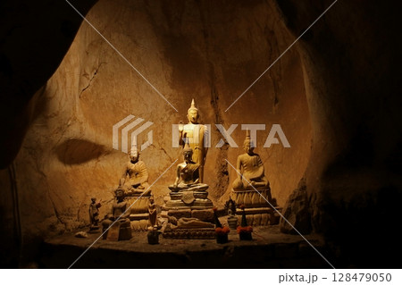 パークウー洞窟の仏像 128479050