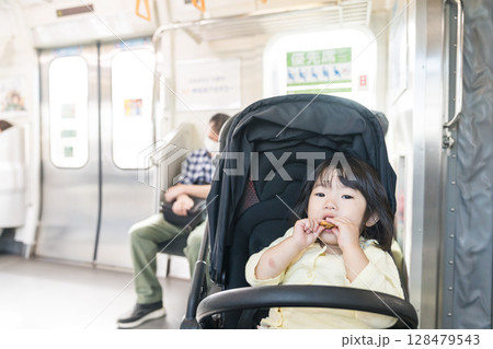 電車でおやつを食べる女の子 電車でおやつを食べる女の子 128479543