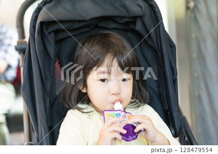 電車でおやつを食べる女の子 128479554