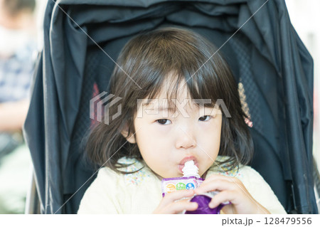 電車でおやつを食べる女の子 128479556