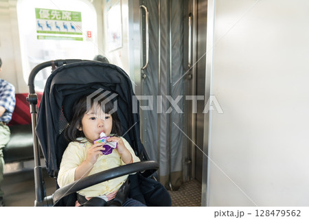 電車でおやつを食べる女の子 電車でおやつを食べる女の子 128479562