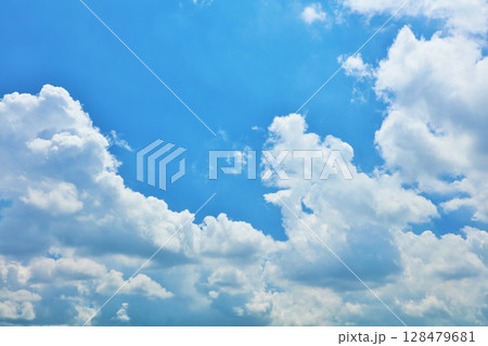 夏の青空と雲 128479681
