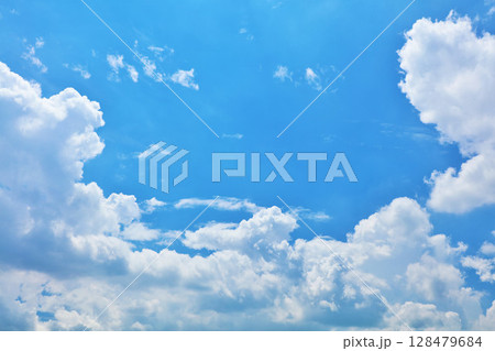 夏の青空と雲 128479684
