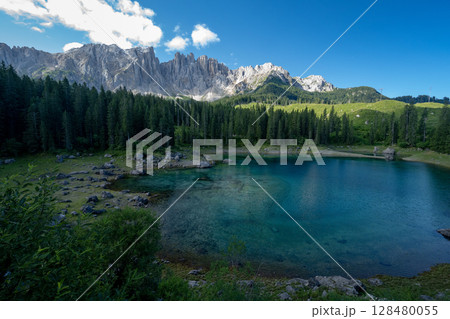 イタリア・ドロミテの美しい風景 128480055