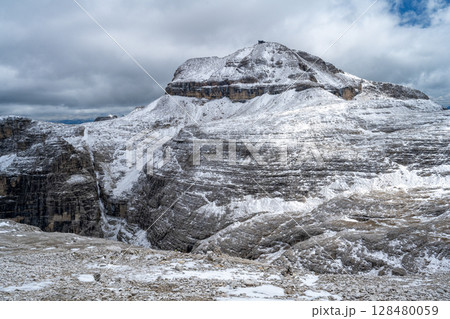 イタリア・ドロミテの美しい風景 128480059