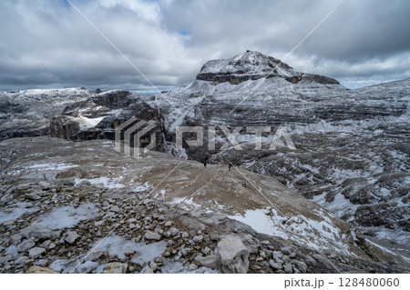 イタリア・ドロミテの美しい風景 128480060