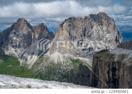 イタリア・ドロミテの美しい風景 128480061