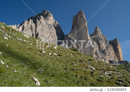 イタリア・ドロミテの美しい風景 128480065