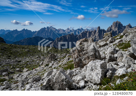 イタリア・ドロミテの美しい風景 128480070