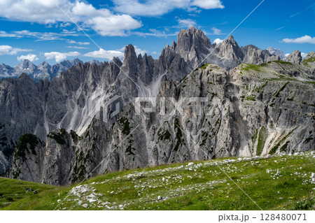 イタリア・ドロミテの美しい風景 イタリア・ドロミテの美しい風景 128480071