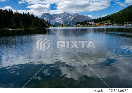 イタリア・ドロミテの美しい風景 128480072