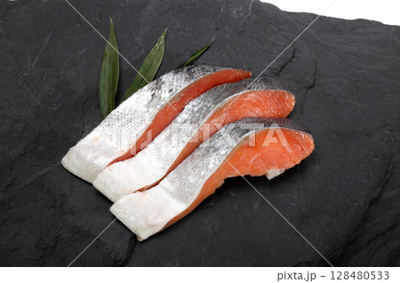 鮭の切り身 128480533