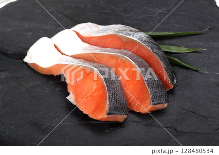 鮭の切り身 128480534