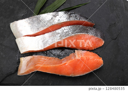 鮭の切り身 128480535