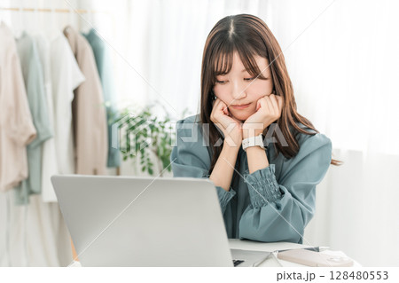 パソコンの前で落ち込む,考える若いアジア人女性 パソコンの前で落ち込む,考える若いアジア人女性 128480553