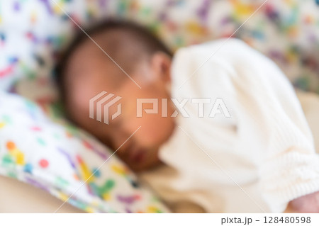 自宅のベビーチェアで寝る日本人の乳幼児 自宅のベビーチェアで寝る日本人の乳幼児 128480598