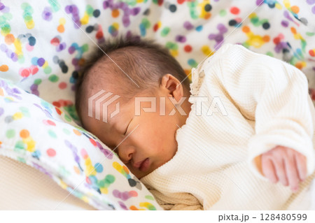 自宅のベビーチェアで寝る日本人の乳幼児 128480599