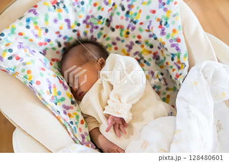 自宅のベビーチェアで寝る日本人の乳幼児 128480601