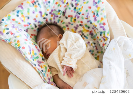 自宅のベビーチェアで寝る日本人の乳幼児 自宅のベビーチェアで寝る日本人の乳幼児 128480602