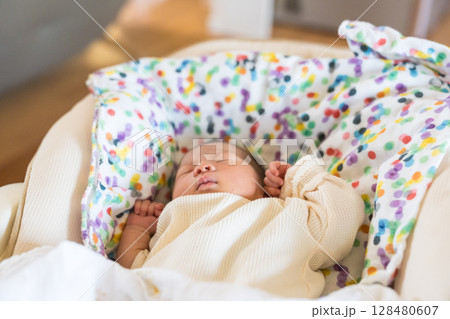 自宅のベビーチェアで寝る日本人の乳幼児 128480607
