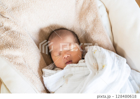 自宅のベビーチェアで寝る日本人の乳幼児 128480618