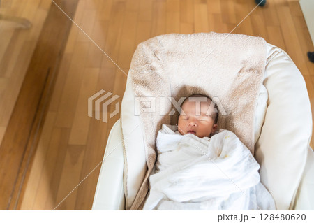 自宅のベビーチェアで寝る日本人の乳幼児 128480620