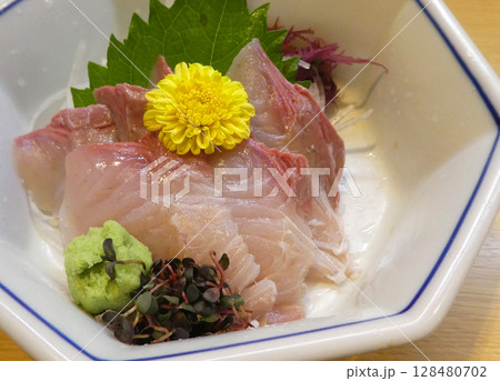 脂がのって甘みと旨みがあり美味しい、シイラの刺身の写真 脂がのって甘みと旨みがあり美味しい、シイラの刺身の写真 128480702