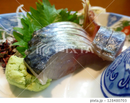 脂と甘み、ブリより美味しい、シマアジの刺身の写真 脂と甘み、ブリより美味しい、シマアジの刺身の写真 128480703