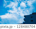 「夏空の下、静かな都市の午後」 128480704