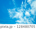 「風に流れる雲と広がる青空」 128480705