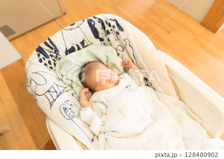 自宅のベビーチェアで寝る日本人の乳幼児 自宅のベビーチェアで寝る日本人の乳幼児 128480902