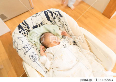 自宅のベビーチェアで寝る日本人の乳幼児 自宅のベビーチェアで寝る日本人の乳幼児 128480903