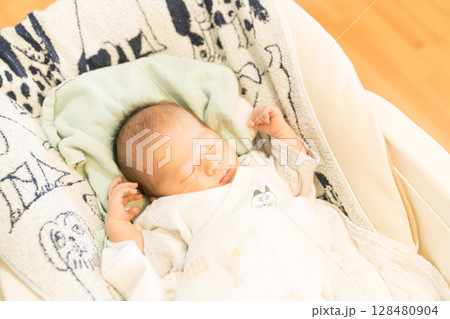 自宅のベビーチェアで寝る日本人の乳幼児 128480904