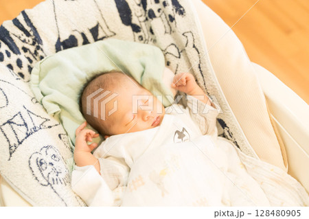 自宅のベビーチェアで寝る日本人の乳幼児 128480905
