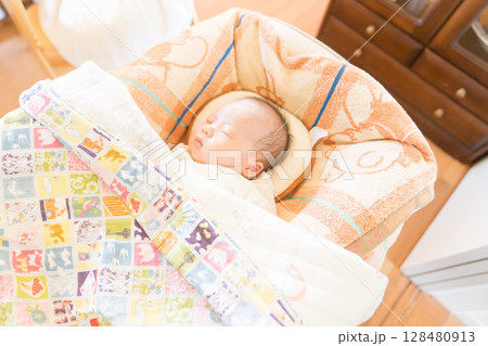 自宅のベビーチェアで寝る日本人の乳幼児 128480913