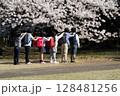 桜の下で記念撮影をする小学生 128481256