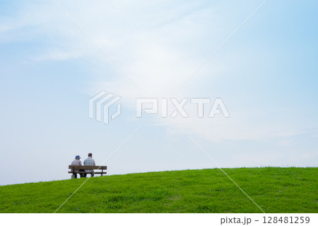 丘の上の公園で遊ぶ家族 128481259