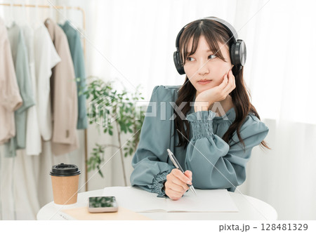 ヘッドホンで音楽を聴くアジア人女性 ヘッドホンで音楽を聴くアジア人女性 128481329