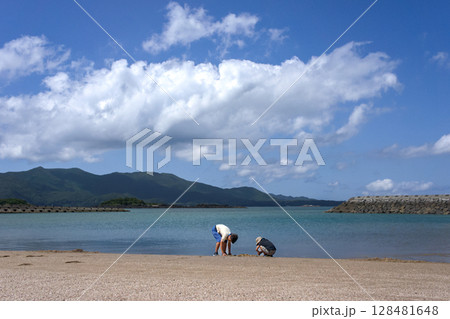 ＜素材＞夏の海水浴場で遊ぶ子供たちと青空 128481648