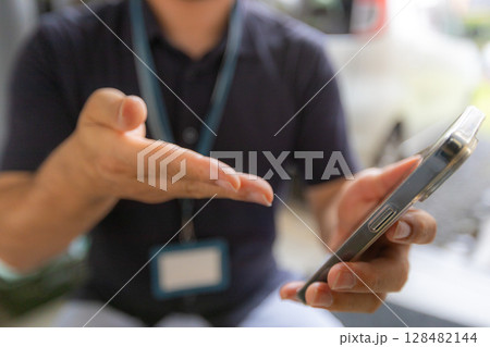 IDカードをつけて家庭を訪問している人物【カードは無地】 IDカードをつけて家庭を訪問している人物【カードは無地】 128482144