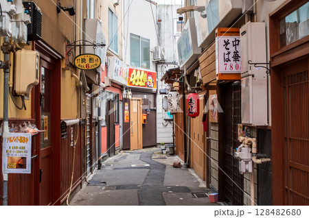 路地裏の飲み屋街「三重県 四日市市」 128482680