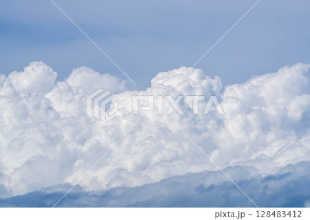 夏空に立ち昇る白い入道雲 128483412