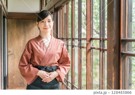 老舗の温泉旅館・高級旅館・宿坊で働く仲居さん・女将さん 128483866