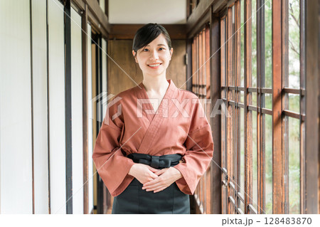 老舗の温泉旅館・高級旅館・宿坊で働く仲居さん・女将さん 128483870